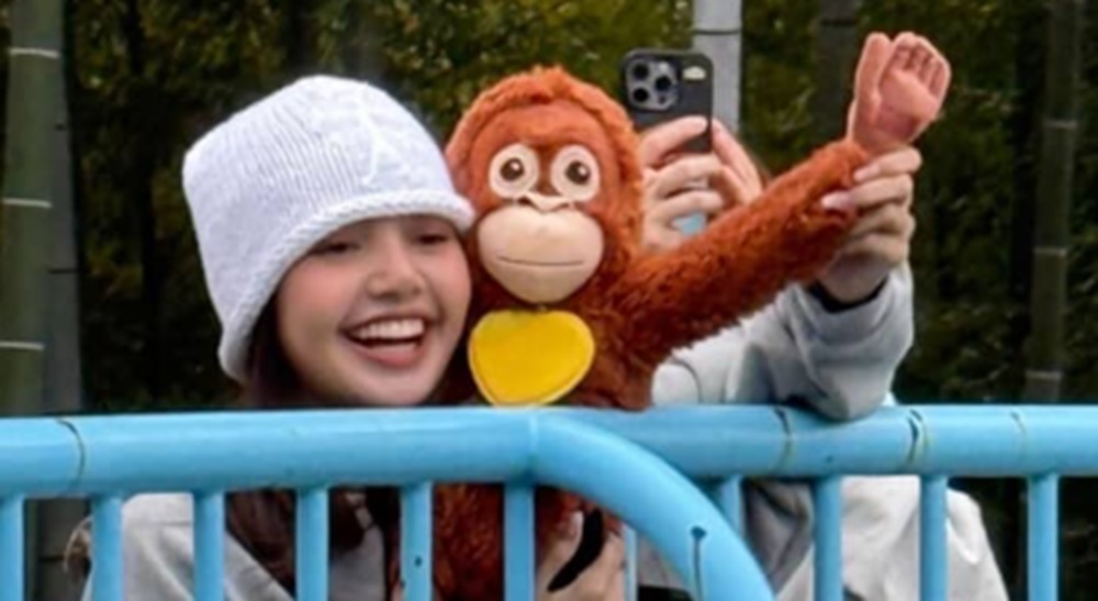 BLACKPINK・リサ、子猿「パンチ」のもとを訪れ騒然 「そんなことあるん