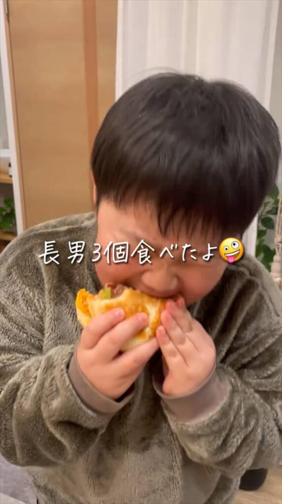 ハンバーガーパーティーを存分に楽しむ男の子