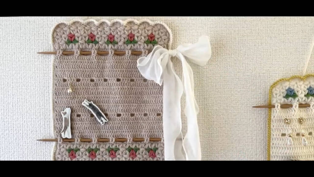 壁に飾る際は棒針を通すと安定しました