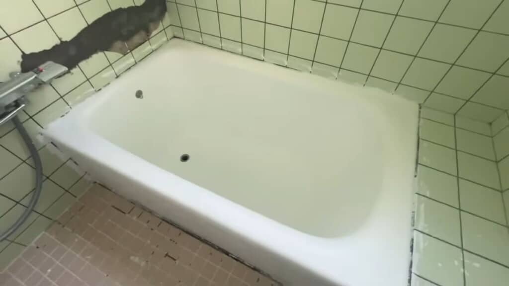 塗装によりアイボリーから白へと色が変わった浴槽