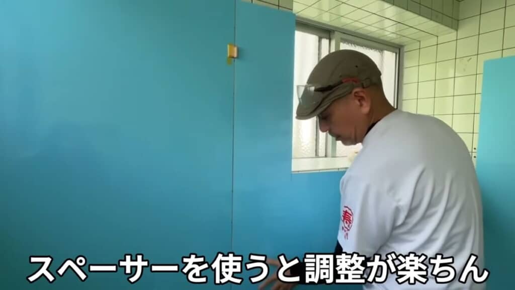 スペーサーを挟みながらパネルを貼り付ける