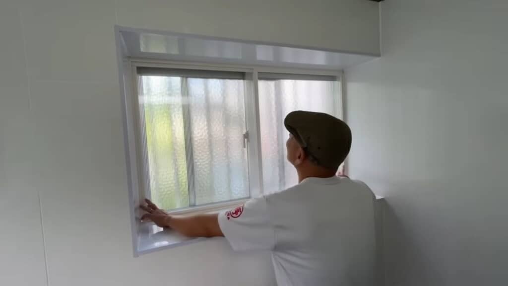 レールにピッタリとはまったポリカーボネートの板