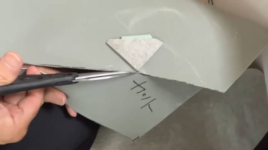 浴室の角に収まるよう斜めにカットされるシート