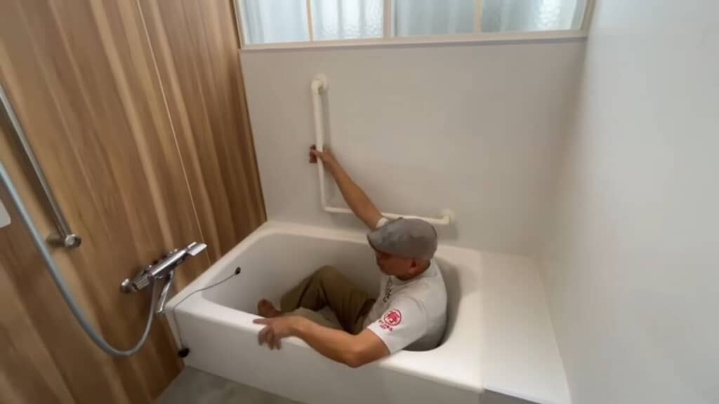 浴室の壁面に追加した手すり