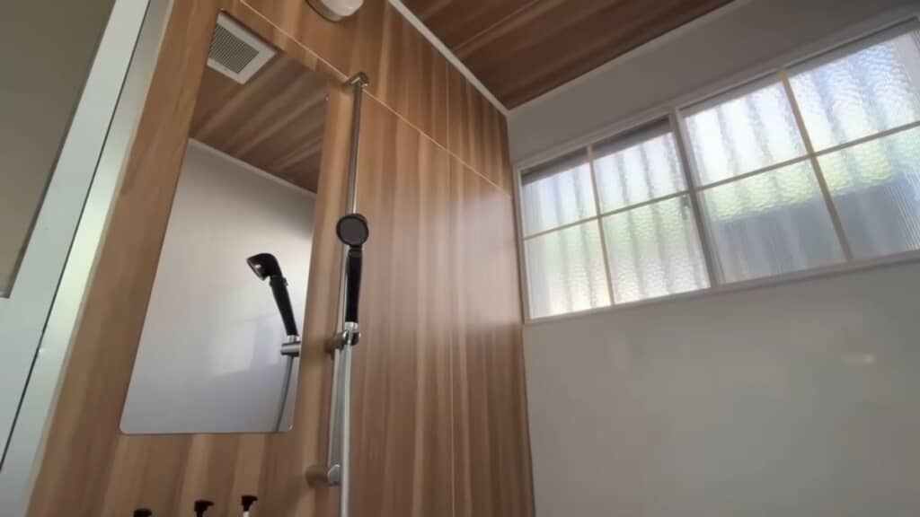 木目調の壁となり二重窓を追加したリフォーム後の浴室