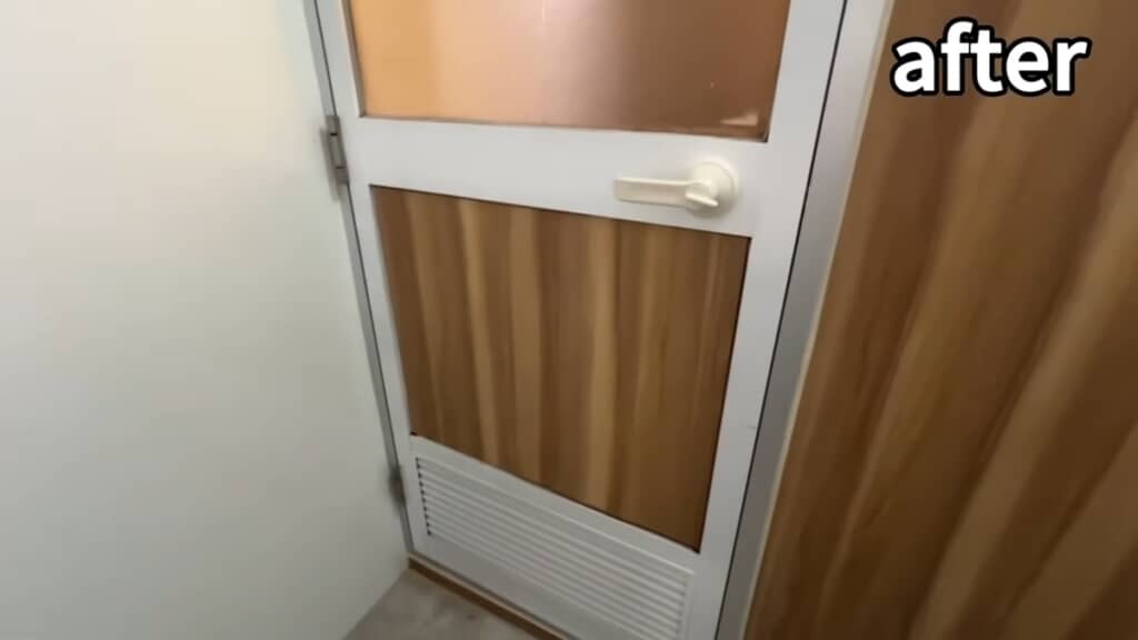 木目調でそろえたドアと浴室の壁