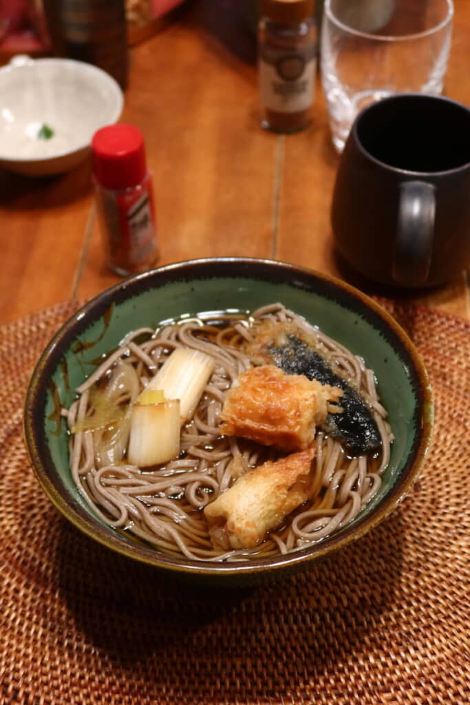 年越しそばを食べながら家族で「紅白」