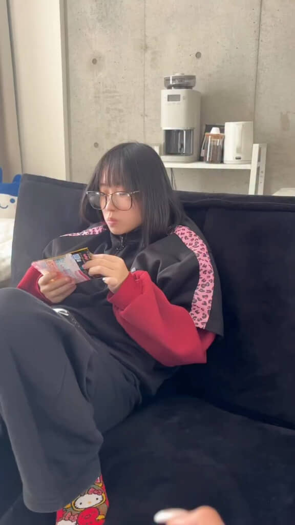 くつろぐお姉ちゃんを勝手に撮影