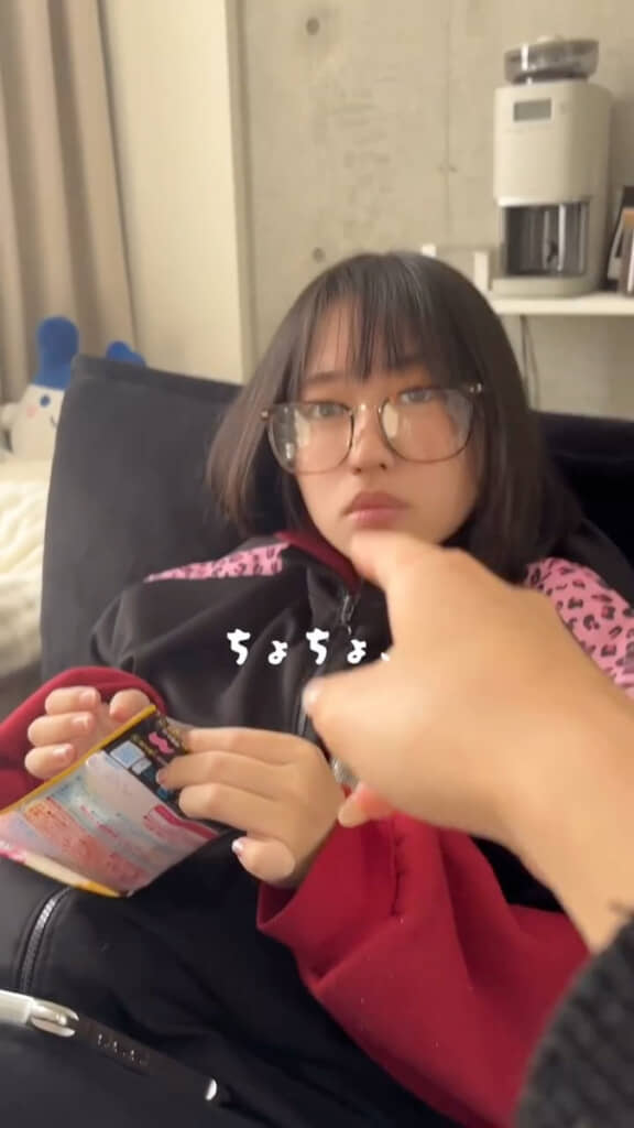 突然お姉ちゃんの顔を指差し