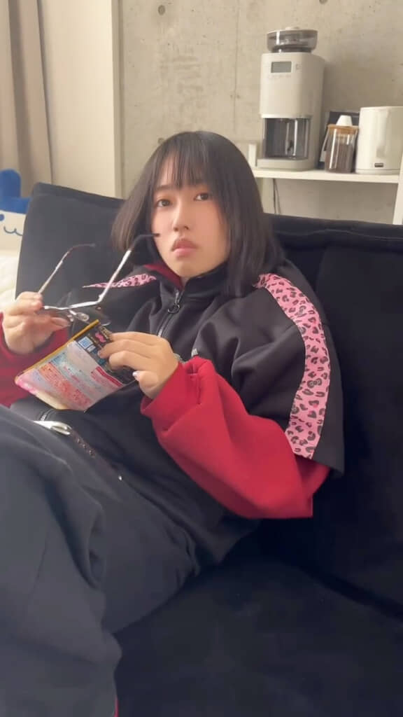 妹に言われれるがままメガネを外す