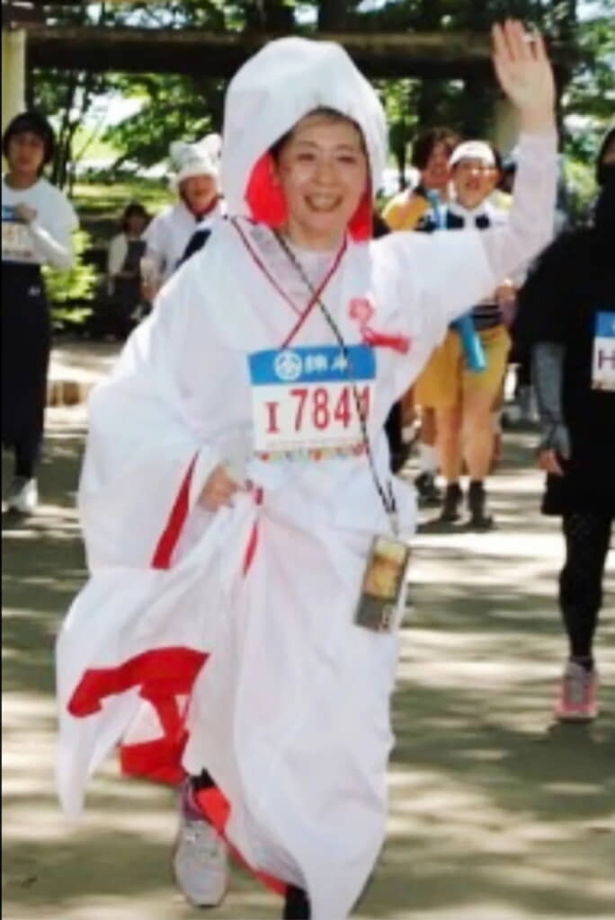 白無垢姿＋綿帽子で走る山下さん