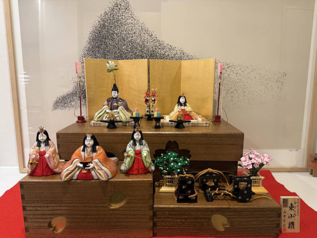 男雛の頭上にユキヤナギの白い花が……！