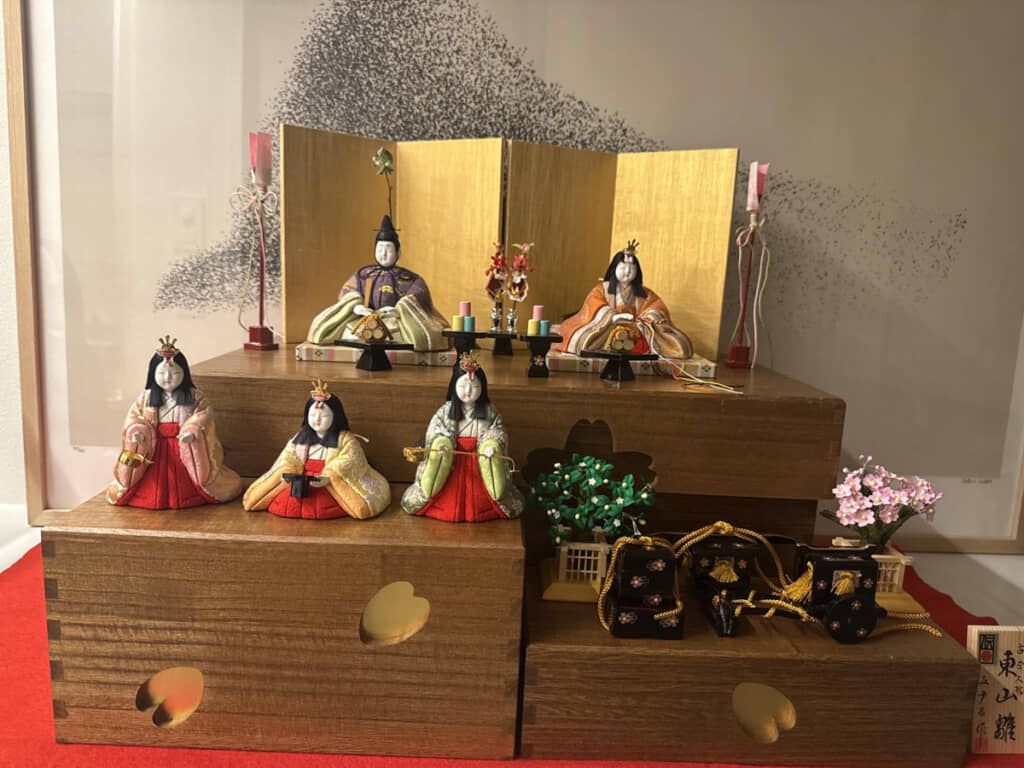 無事に正しい配置に（※男雛・女雛の配置は関東地方の並べ方）