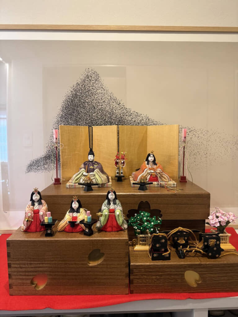 届いた装飾具（立纓）を男雛に付けた様子。サイズが合わないのもまた味（？）