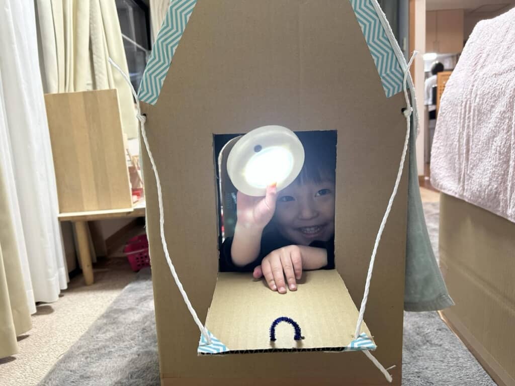 中に入って遊ぶカナタくん