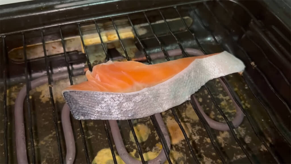 鮭をグリルに入れて