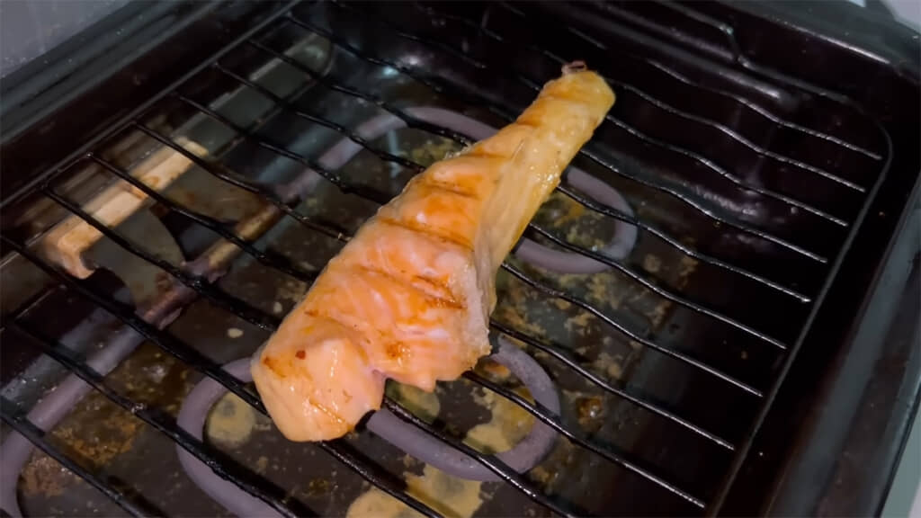 鮭は両面しっかり焼きます