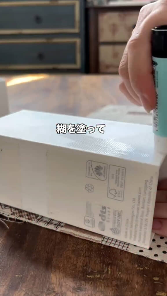 本体にのりを塗る