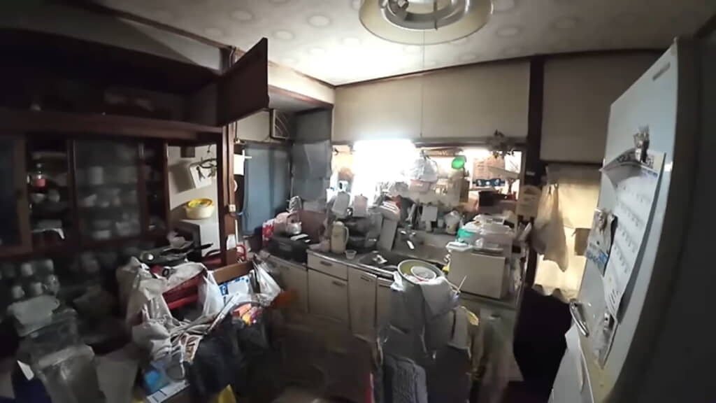 前住人の生活の痕跡がそのまま残されてきたキッチン