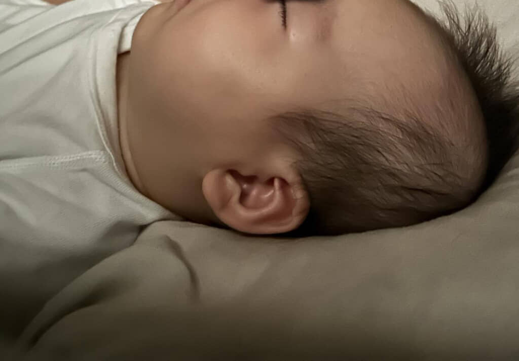 気持ちよさそうな寝顔に癒やされますが……？