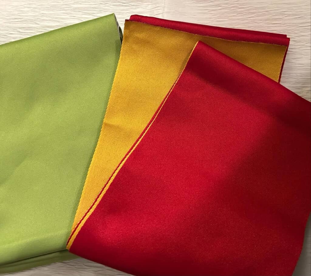 使用した黄緑の帯と両面帯の裏（黄色）と表（赤）