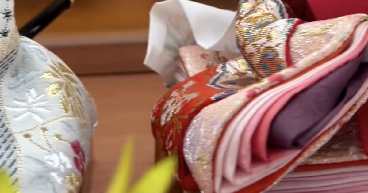 家に飾っていたひな人形→ママがふと見ると……「しぬwww」　衝撃の光景に「想像のナナメ上でした」「2度見して笑ってしまう」（1/2） | ライフスタイル ねとらぼ