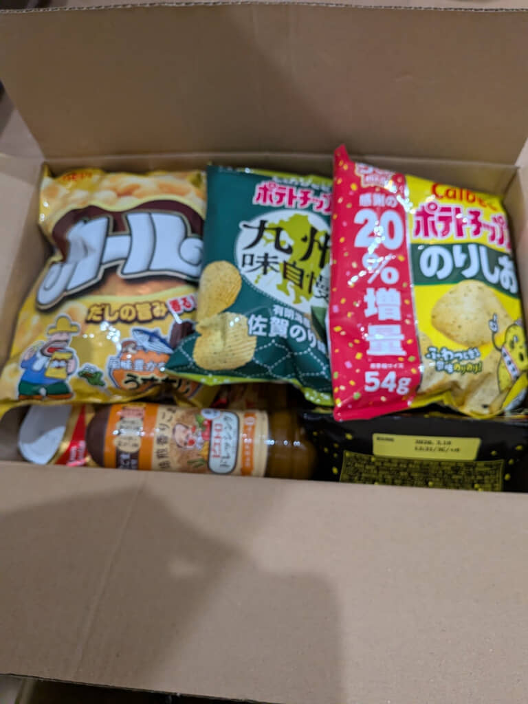 お米が見えなくなるくらい、お菓子やのりがぎっしり。ありがてえ……