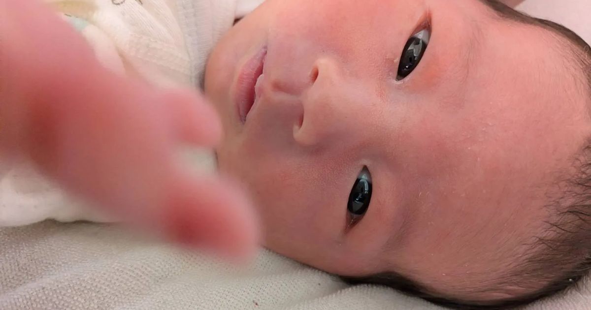 ←パパが撮る息子　ママが撮る息子→　“吹き出し注意”な比較に「ヤバい」「クセ強すぎ」「まさに育児の理想とリアル！」（1/3） | 育児 ねとらぼ