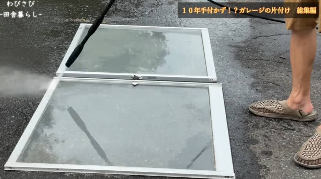 窓を高圧洗浄します