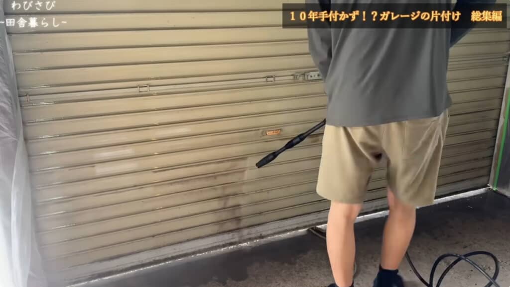 シャッターも高圧洗浄してきれいにします