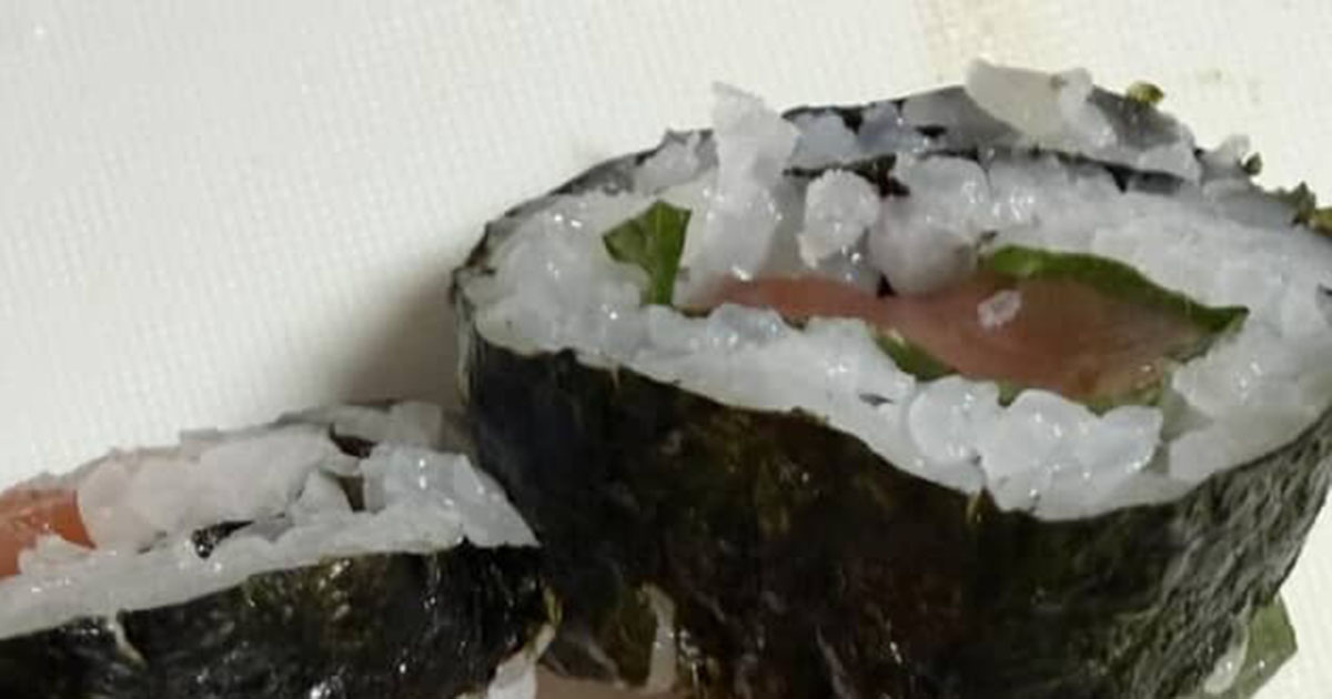 「悲しいわ 端っこしか食べれなくて」→巻き寿司の“母の分”は……　まさかの光景に「こんなの初めて見ました」「確信犯でしょーw」（1/4） | ライフスタイル ねとらぼ