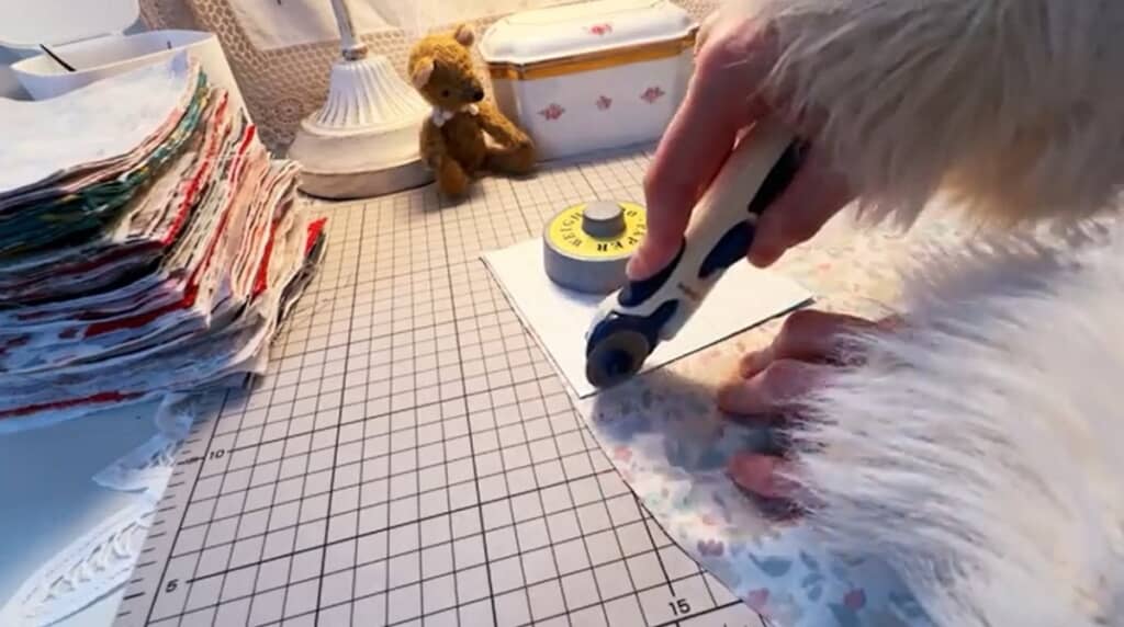 ハギレを10センチ角に切りそろえます