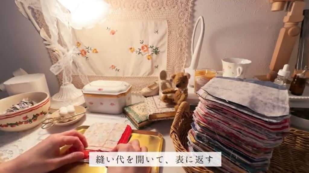 縫い代を開いて表に返します