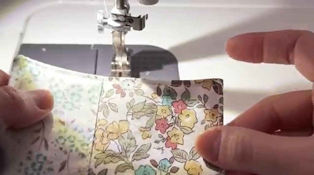 キワにミシンをかけます