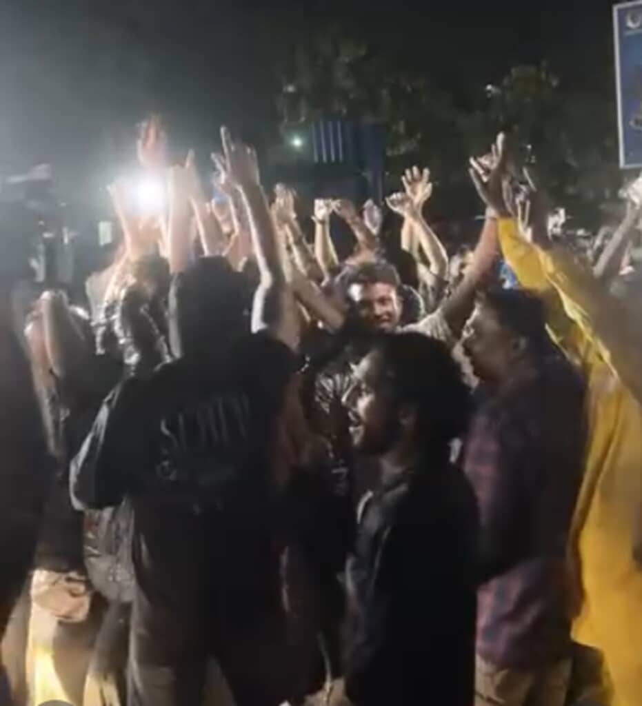 2週間ぶりに野良猫が救出されて喜ぶ人々