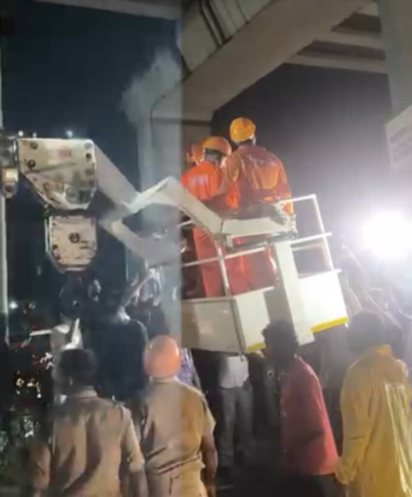 身動きできない野良猫の救助に奔走する救助隊員たち