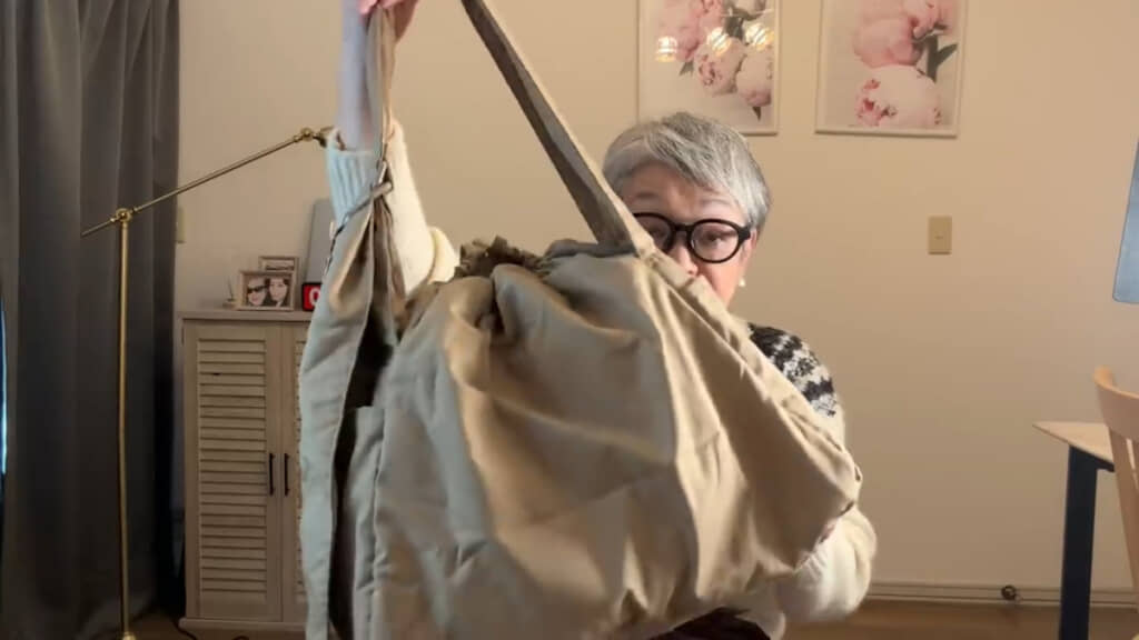 セールで購入した「ソフトパフィーショルダーバッグ」（ベージュ）