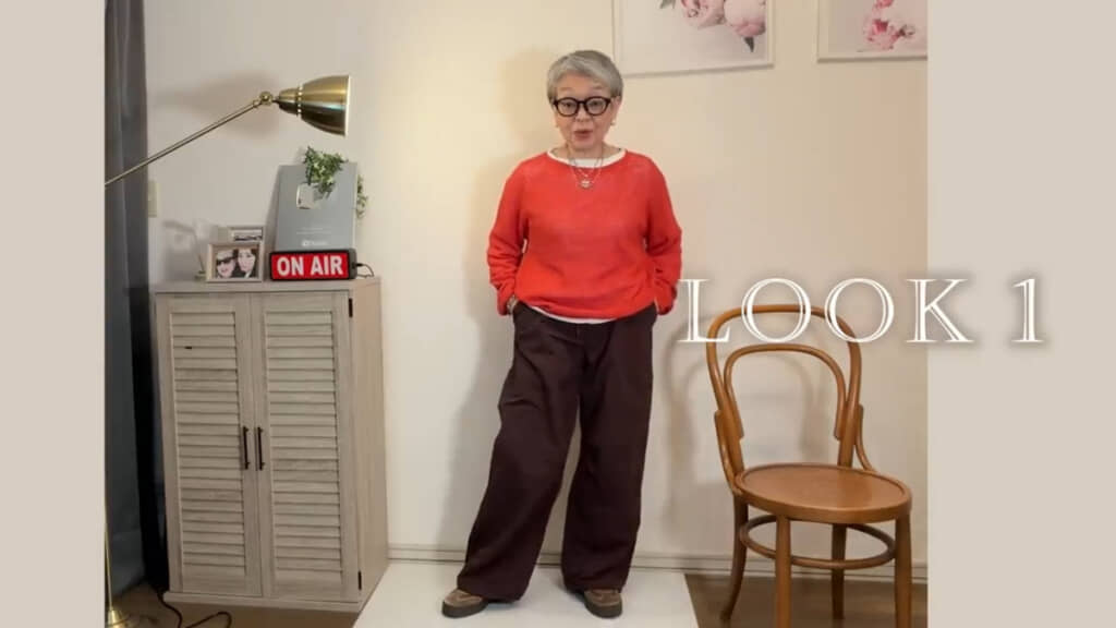 明るいオレンジ色とゆったりシルエットですてきなリラクシーコーデが完成