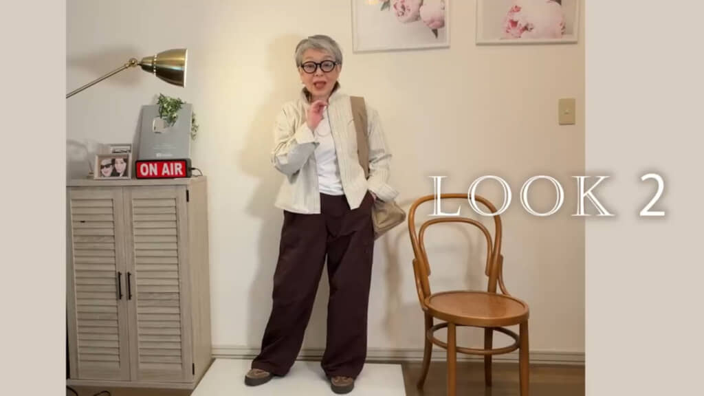 オックスフォードシャツとパンツ、バッグの色の組み合わせもすてきです