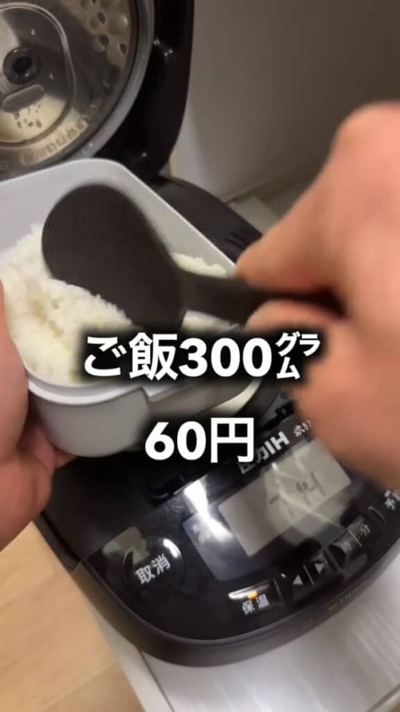 炊きたてのご飯を詰める
