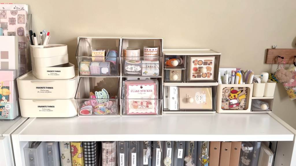 すべて並べると、雑貨店のような収納スペースが完成