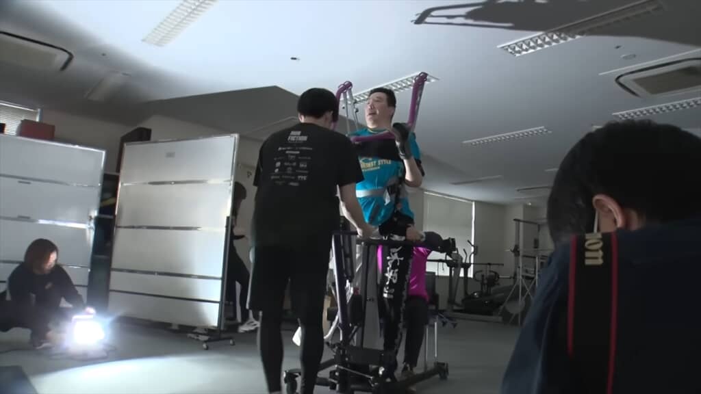 「頚髄完全損傷」のリハビリに励む高山善廣