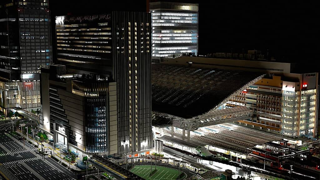 各部の照明が光っている夜間のマインクラフト版・大阪駅