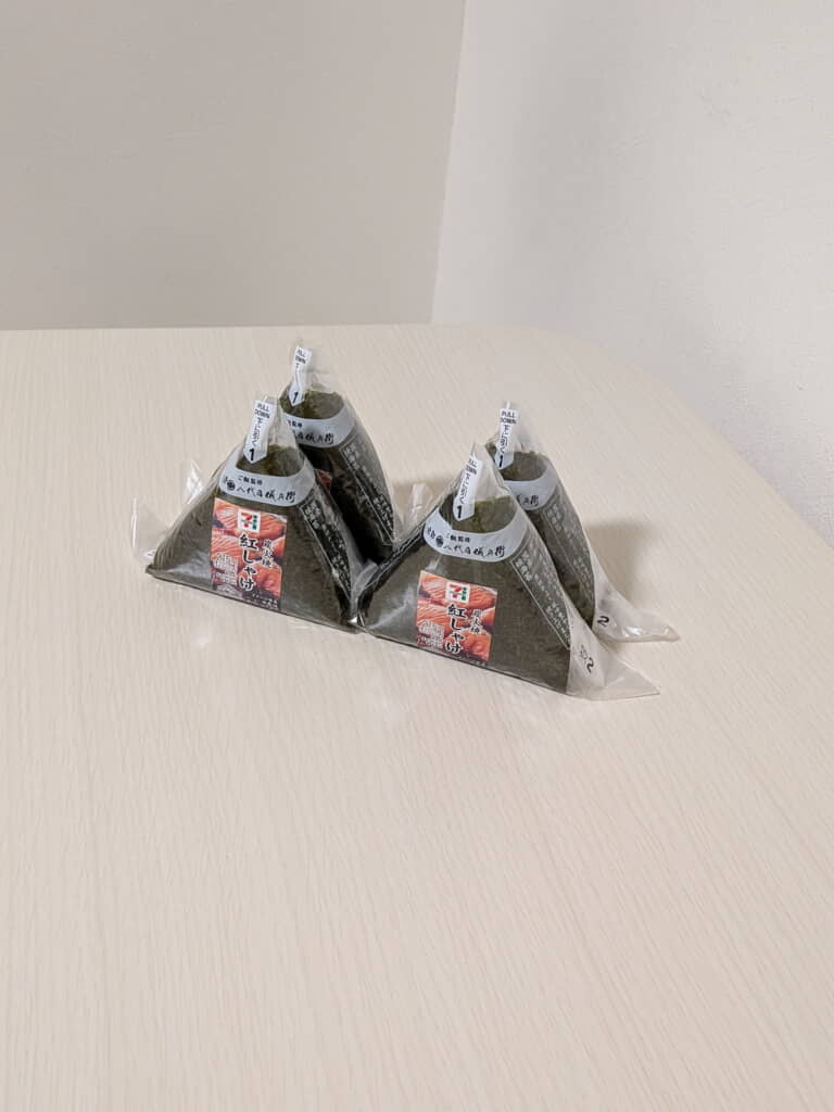 おにぎり4個で900円台……