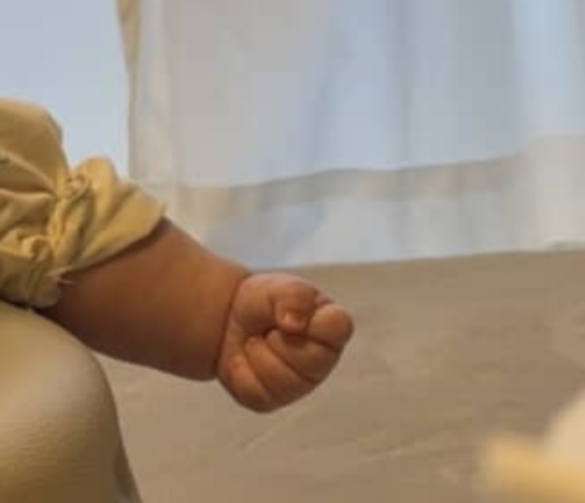 5カ月赤ちゃん、離乳食を食べた瞬間……　衝撃のリアクションに「やばすぎ」「ンフフww」「将来有望ですねw」（1/3） | 育児 ねとらぼ