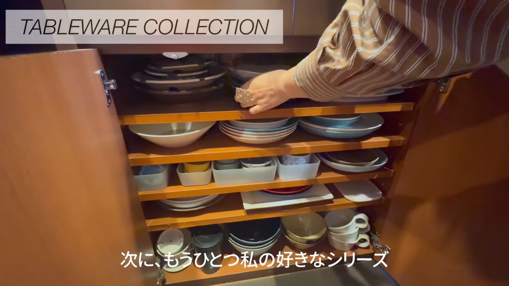 開き戸スペースには、お気に入りの食器がずらり