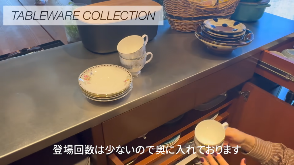 使用頻度の低い来客用食器は奥に収納