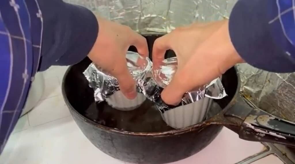 お湯を沸かしたフライパンで蒸していきます