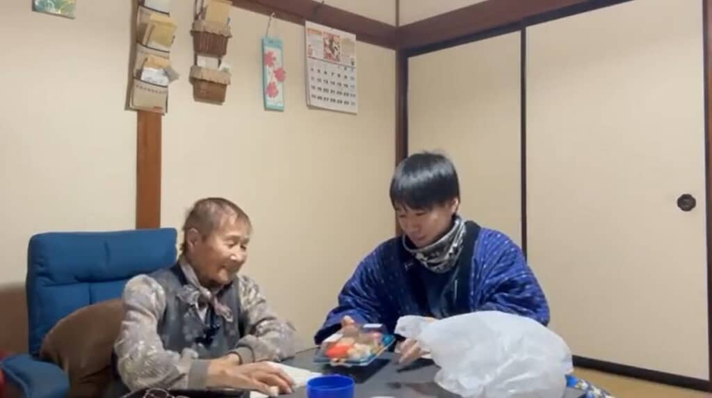 おばあちゃんにお寿司をお披露目します