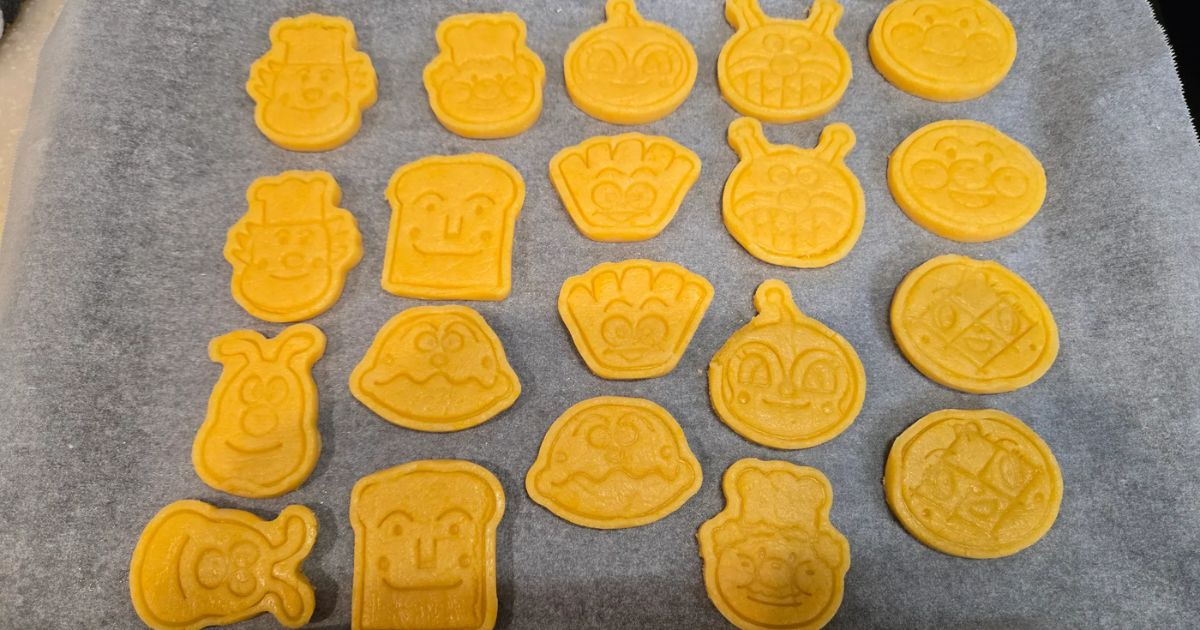 2歳娘のためにママが作った“アンパンマンクッキー”→焼き上がりを見ると…… 「えええ」予想外の光景に「わーーーお」「みんな仲良くいらっしゃいますね」(1/3) | ライフスタイル ねとらぼ